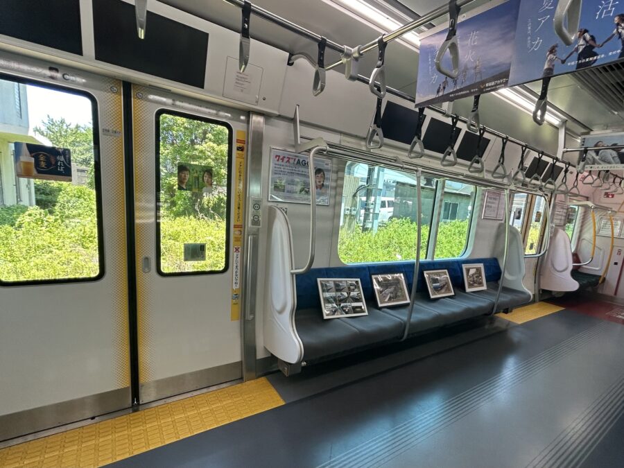 E235系の車内