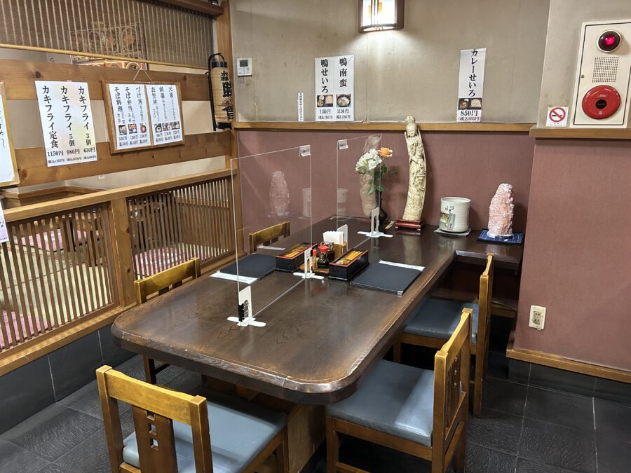衣笠にあるお蕎麦屋さん「玉寿々」のテーブル席 写真