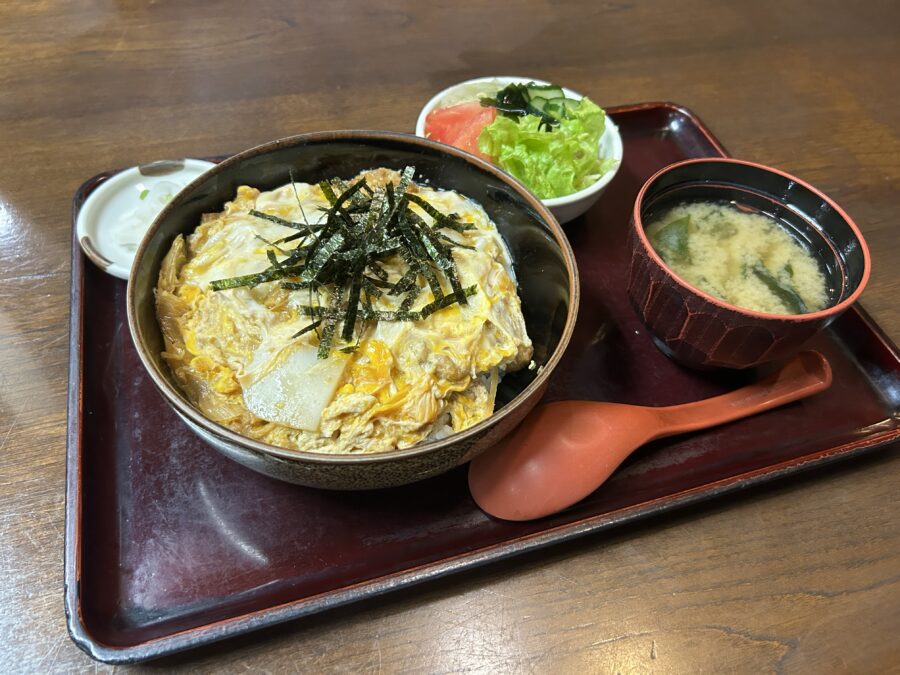 衣笠にあるお蕎麦屋さん「玉寿々」の写真 衣笠丼
お吸い物、サラダ、お新香