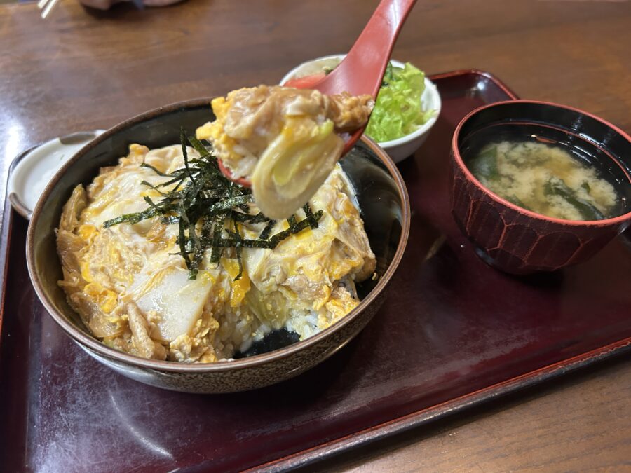 衣笠にあるお蕎麦屋さん「玉寿々」の写真 衣笠丼
たまご、油揚げ、ねぎが入っています
