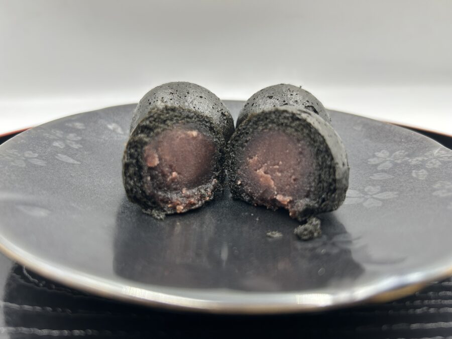 和菓子司いづみや かりんとうまんじゅう 黒かりんを切った断面の写真