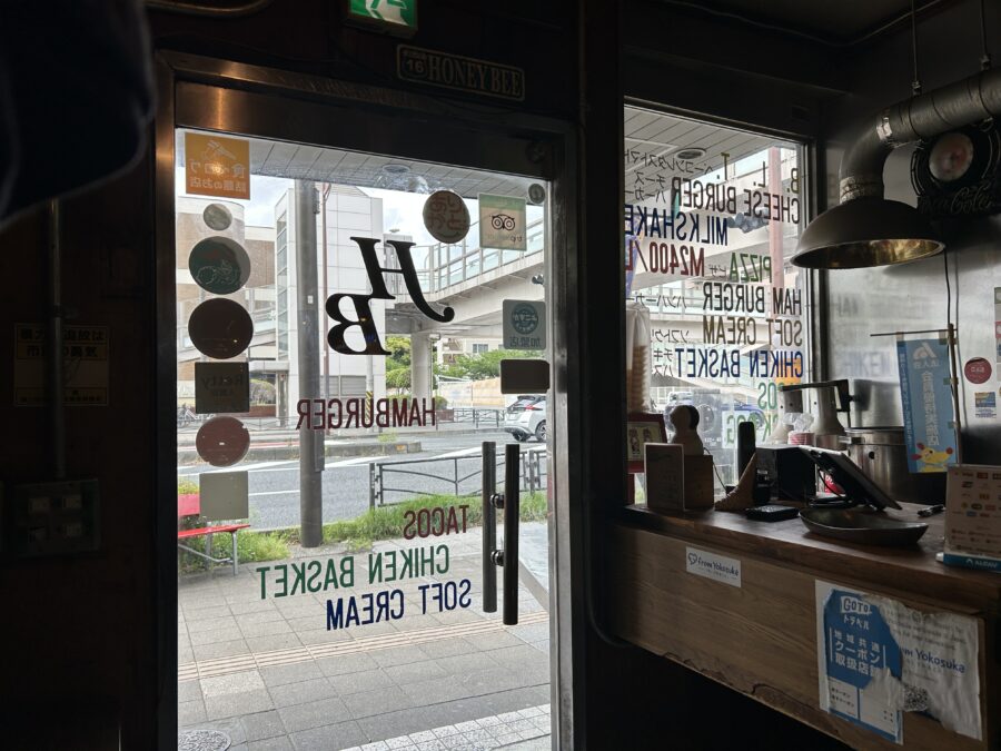 ハニービー HONEYBEE 店内から見た米海軍横須賀基地