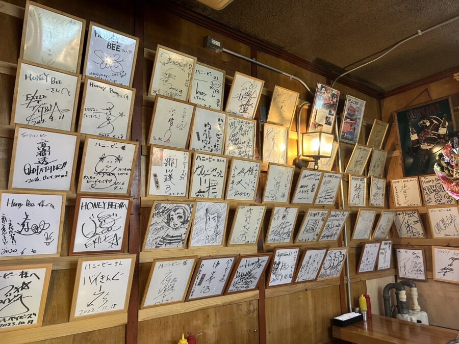 ハニービー HONEYBEE 店内に飾ってあるサイン 寺尾聰さん