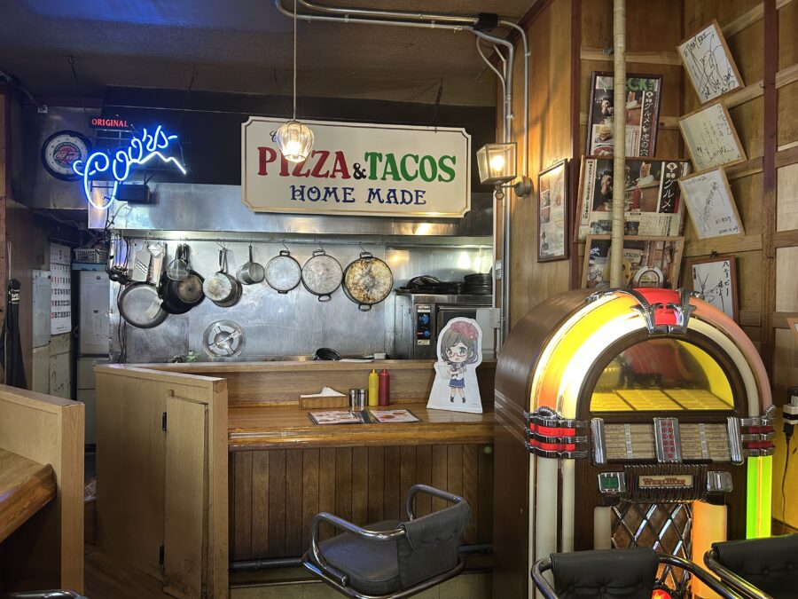 ハニービー HONEYBEE 店内 ジュークボックス