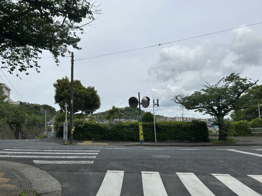 鷹取小学校近くT字路