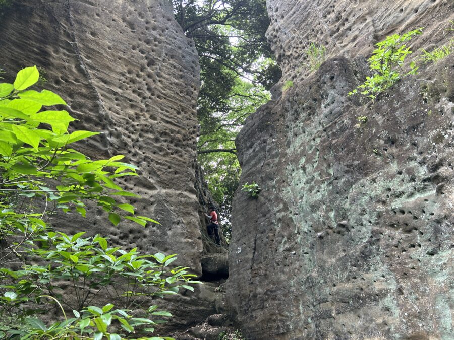 鷹取山でロッククライミングをする人