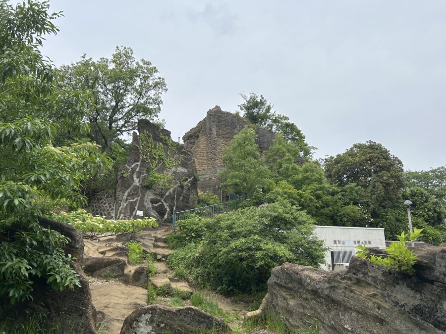 鷹取山公園のすぐ近くの岩場