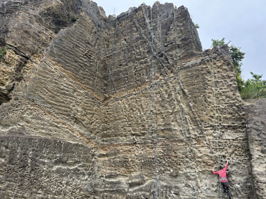 鷹取山公園展望台下でロッククライミングをする人