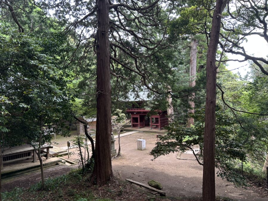 木々の生い茂る神武寺