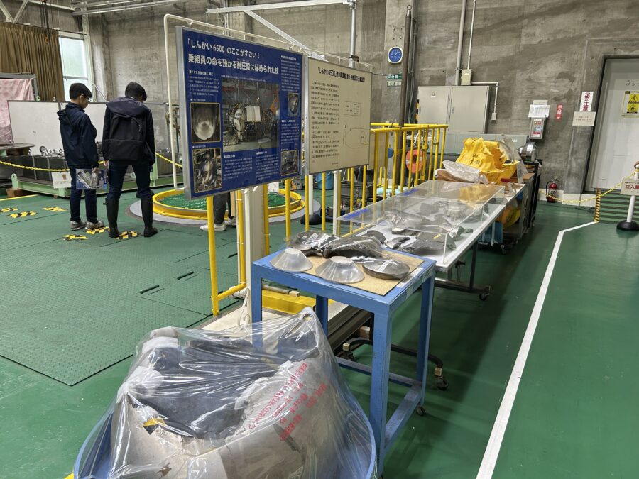 JAMSTEC横須賀本部一般公開 実験で壊れてしまった金属やドラム缶