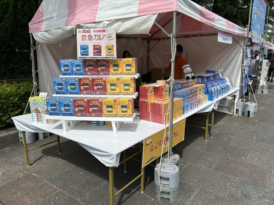 よこすかYYのりものフェスタ2025　ヴェルニー公園　軽食・お土産ゾーン　ヤチヨ