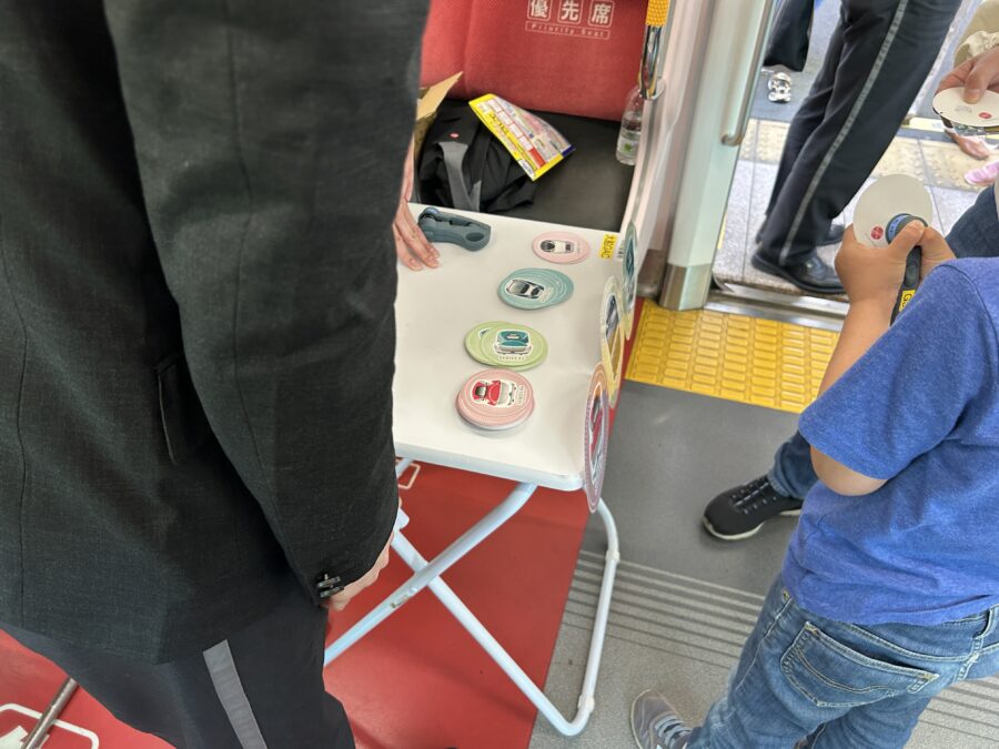 よこすかYYのりものフェスタ2025　JR横須賀駅　グリーンアテンダントなりきり制服体験　スタンプ体験