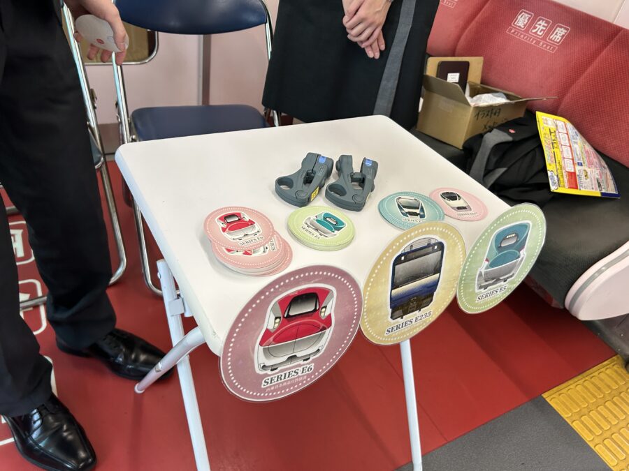 よこすかYYのりものフェスタ2025　JR横須賀駅　グリーンアテンダントなりきり制服体験　スタンプ体験