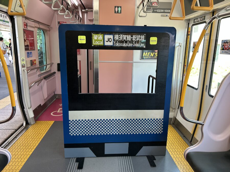 よこすかYYのりものフェスタ2025　JR横須賀駅　ヘッドマークで記念撮影