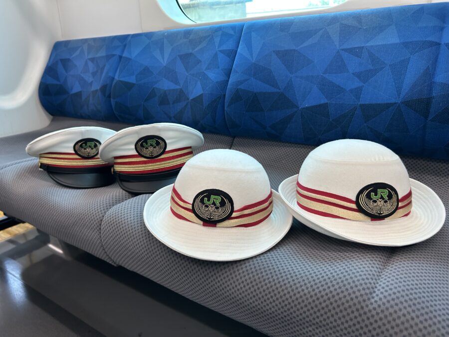 よこすかYYのりものフェスタ2025　JR横須賀駅　サフィール踊り子と駅長制服で記念撮影　帽子