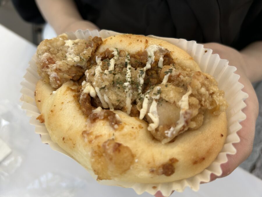 よこすかYYのりものフェスタ2025　ヴェルニー公園　軽食・お土産ゾーン　宝塔ベーカリー　からあげキーマカレーパン