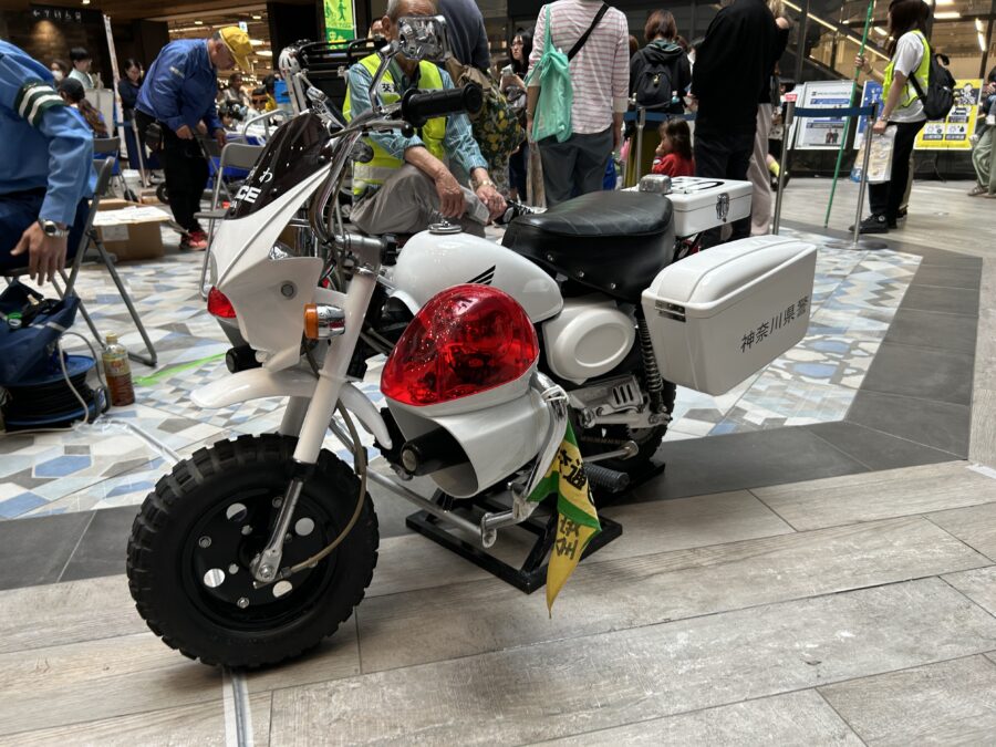 よこすかYYのりものフェスタ2025　コースカベイサイドストアーズ　交通安全イベント　白バイ