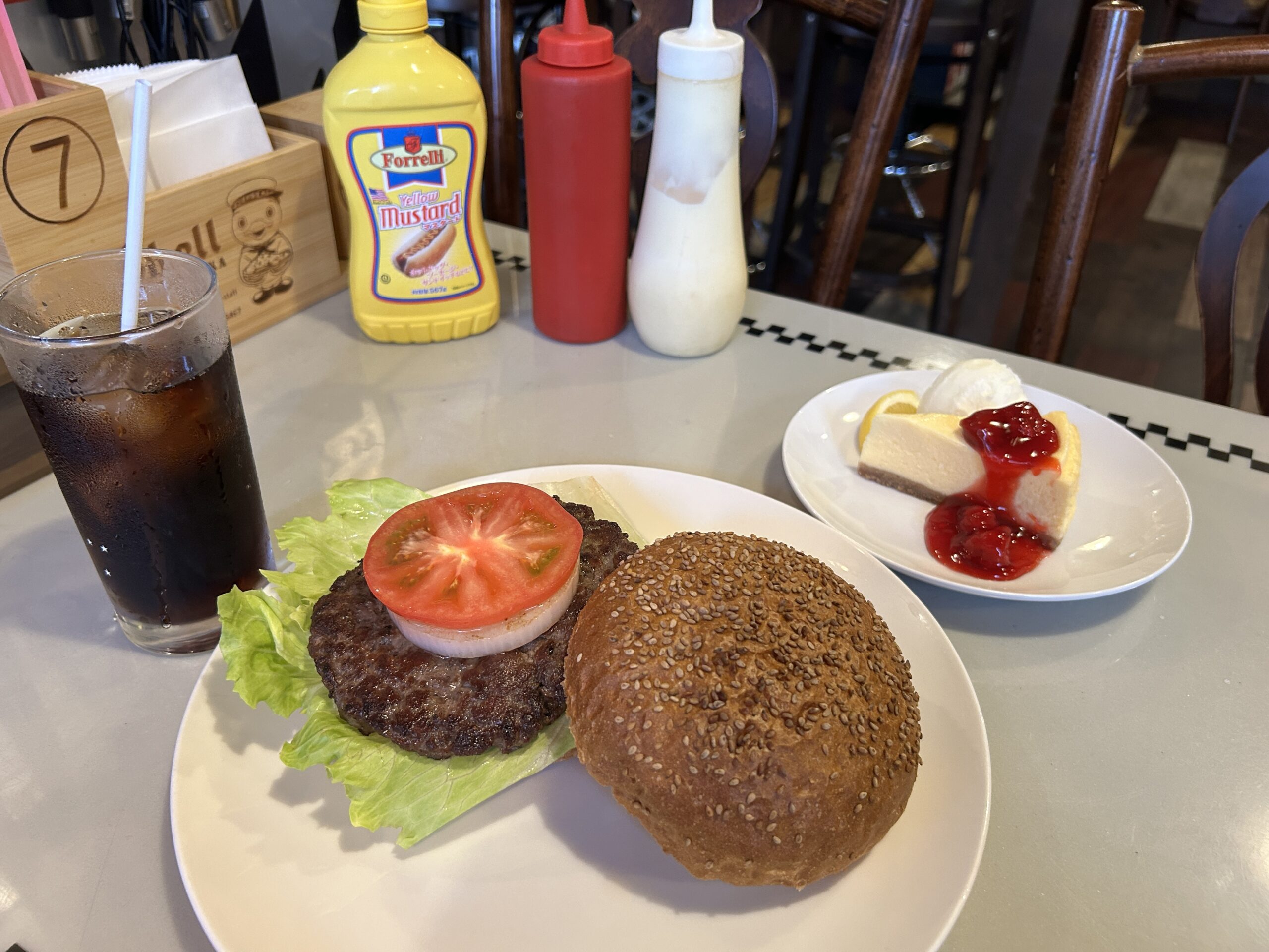 YOKOSUKA Shell（シェル）の肉肉しいヨコスカネイビーバーガーと