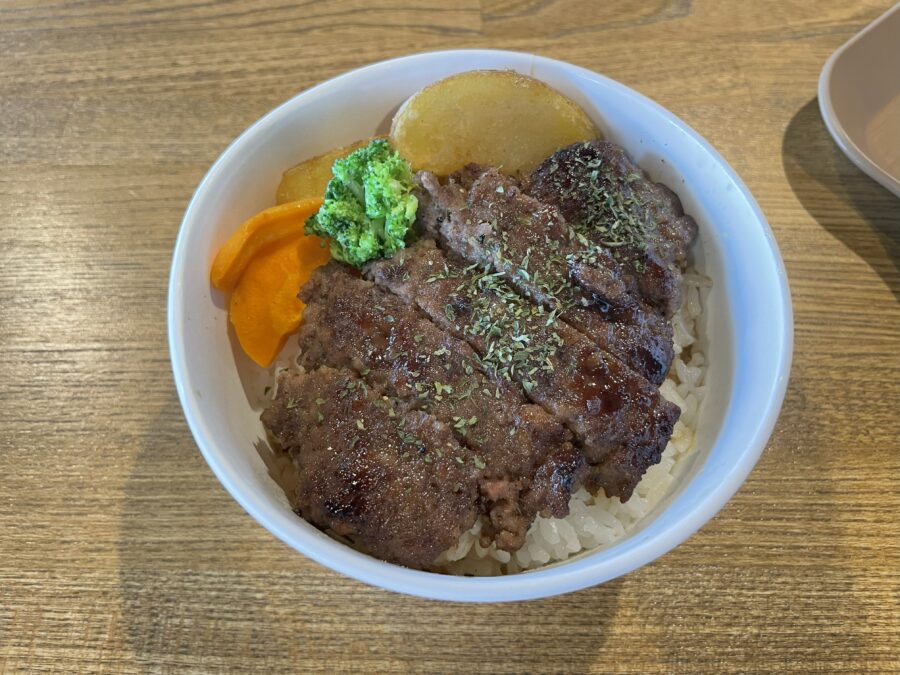 ビーフ100%ハンバーグ丼