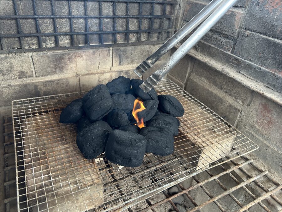 炭に火をつける