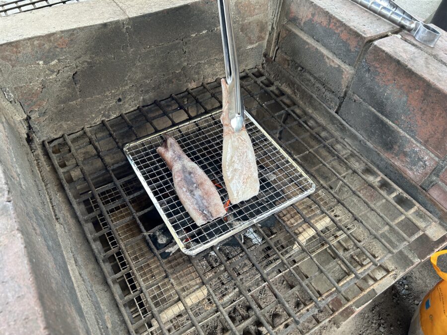 イカを焼く