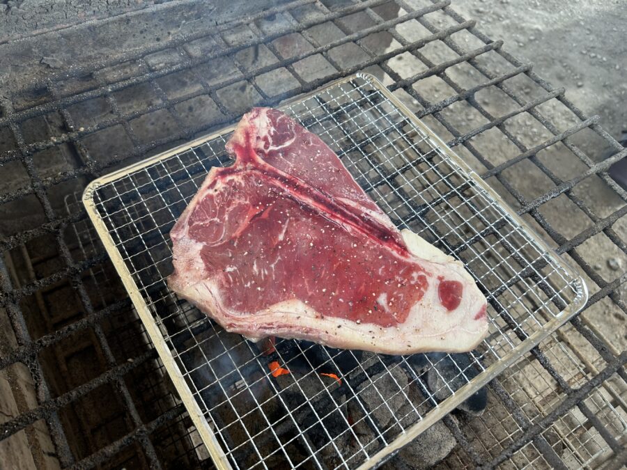 Tボーンステーキを焼いているところ