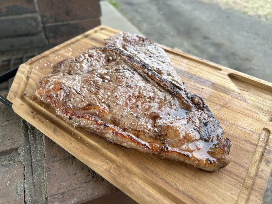 焼けたTボーンステーキ