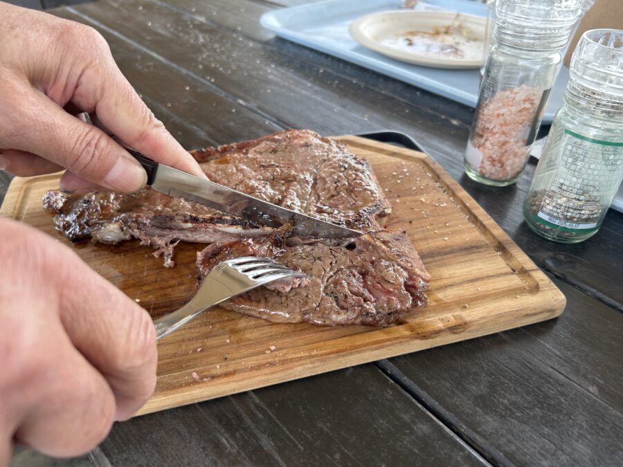 Tボーンステーキを切る
