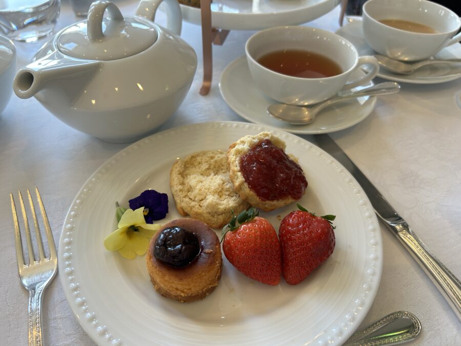 アフタヌーンティを盛り付け