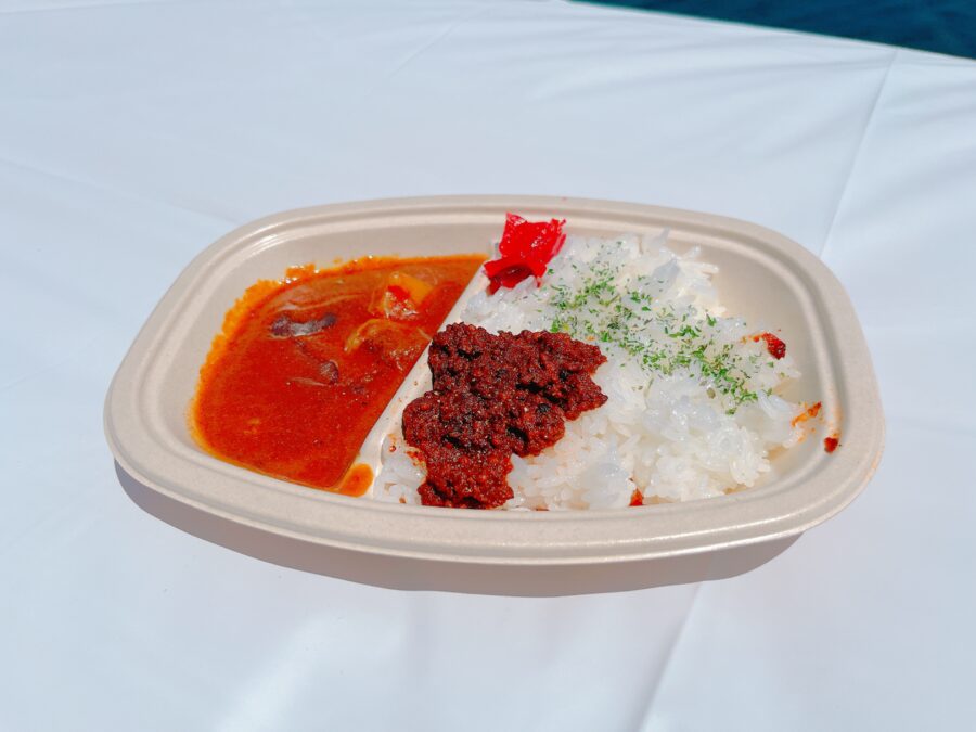 一条もんこのハード黒胡椒キーマと牛ハラミ海軍カレーあいがけカレー